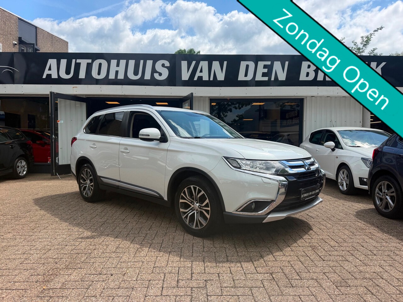 Mitsubishi Outlander - 2.0 2WD Instyle|Navi|Cruise|Clima|Carplay|360 Camera|Trekh|Pdc|Lmv|Elek Pakket|Nw Apk - AutoWereld.nl