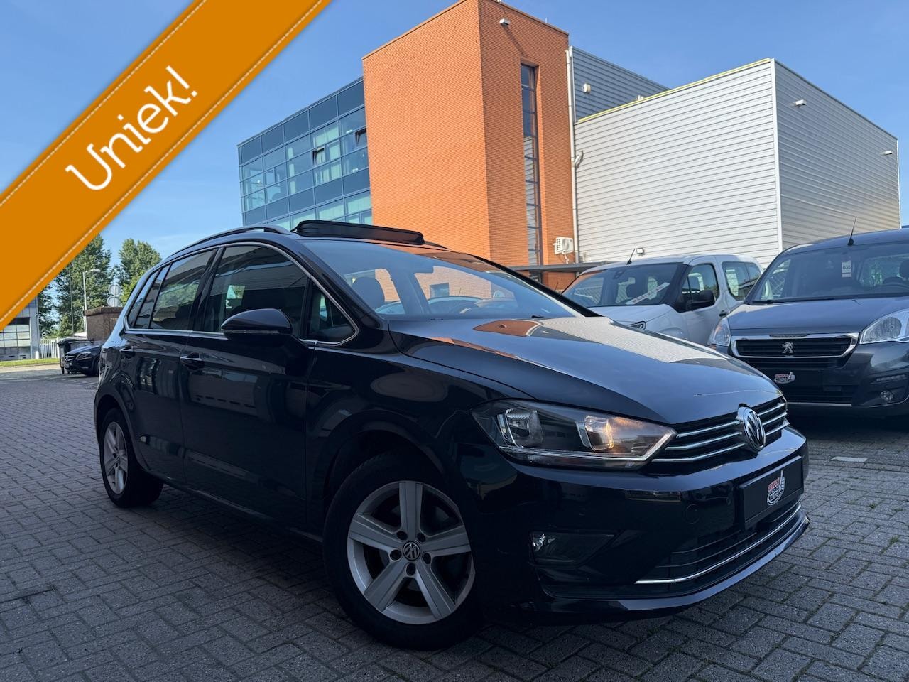 Volkswagen Golf Sportsvan - Highline 1.6 TDI | Lage km | Pano - AutoWereld.nl