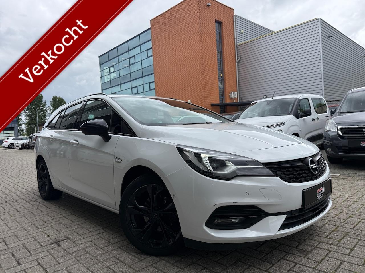 Opel Astra Sports Tourer - 1.2 Benzine Black Edition Trekhaak - AutoWereld.nl