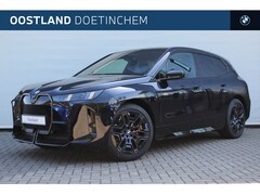 BMW iX - xDrive45 M Sport / Panoramadak Sky Lounge / Trekhaak / M Multifunctionele Stoelen / Parkin