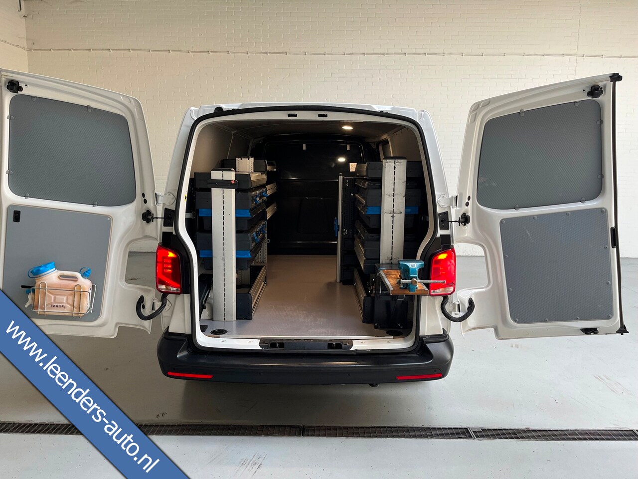 Volkswagen Transporter - Automaat DSG Servicewagen 2.0 TDI 150pk L2H1 3Persoons Sortimo Inrichting, Airco, Navigati - AutoWereld.nl
