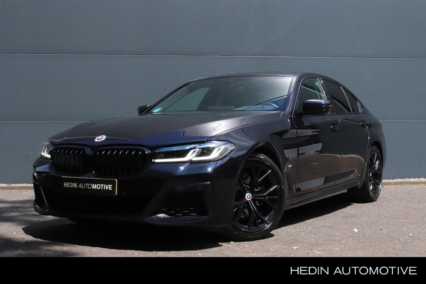 BMW 5-serie - 520i Business Edition Plus | M Sport Pakket | Trekhaak | 2000 KG Trekvermogen | Navigatie - AutoWereld.nl