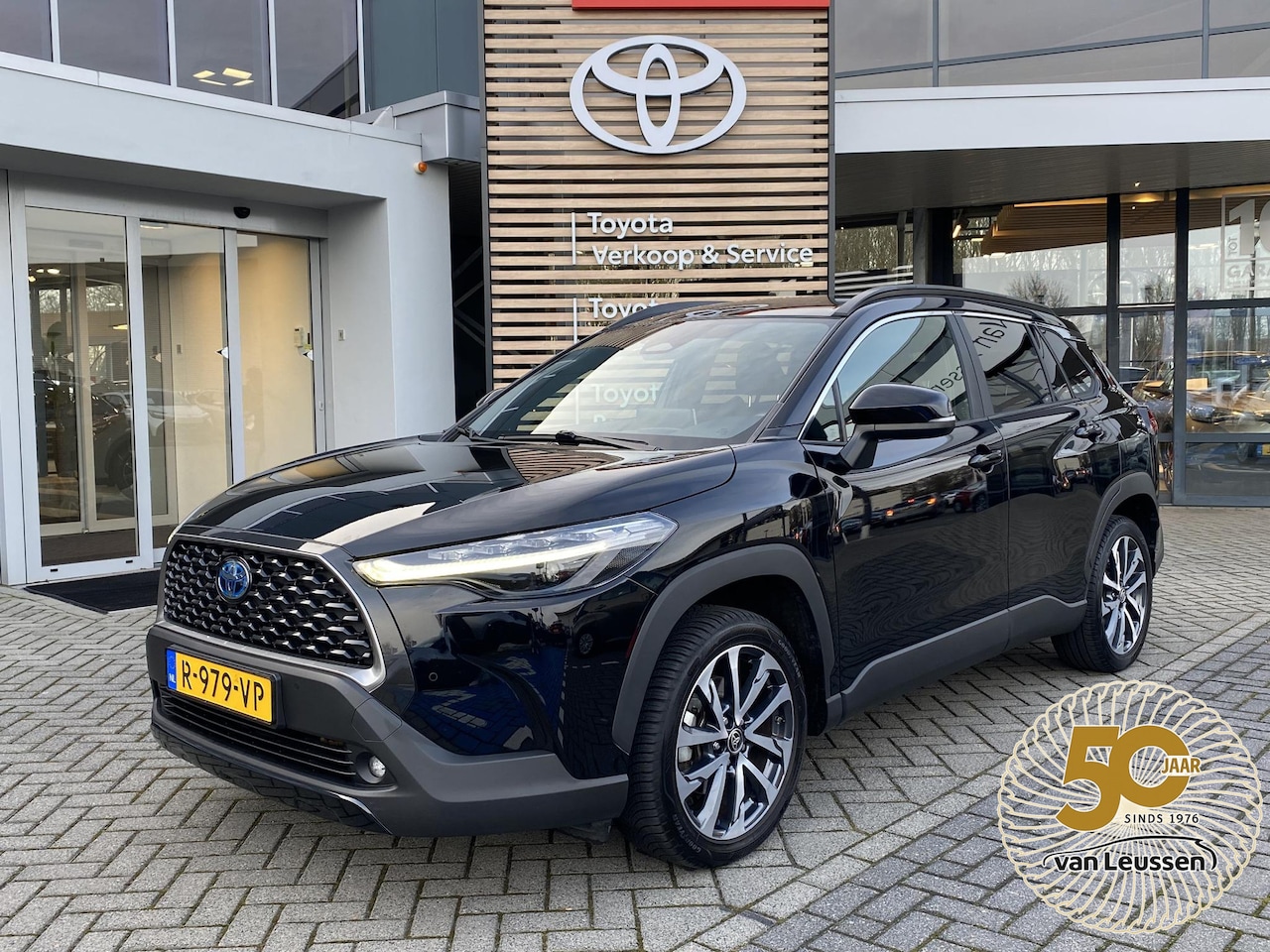 Toyota Corolla Cross - 2.0 HYBRID 184PK FIRST-EDITION BLIND-SPOT ELEK-ACHTERKLEP KEYLESS LM-VELGEN PARK-SENSOREN - AutoWereld.nl