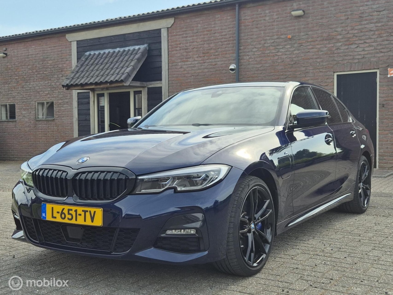 BMW 3-serie - 320e Business Edition Plus I Adap Cruise I Camera I Head-up I M-Sport I Tansanitblau I - AutoWereld.nl
