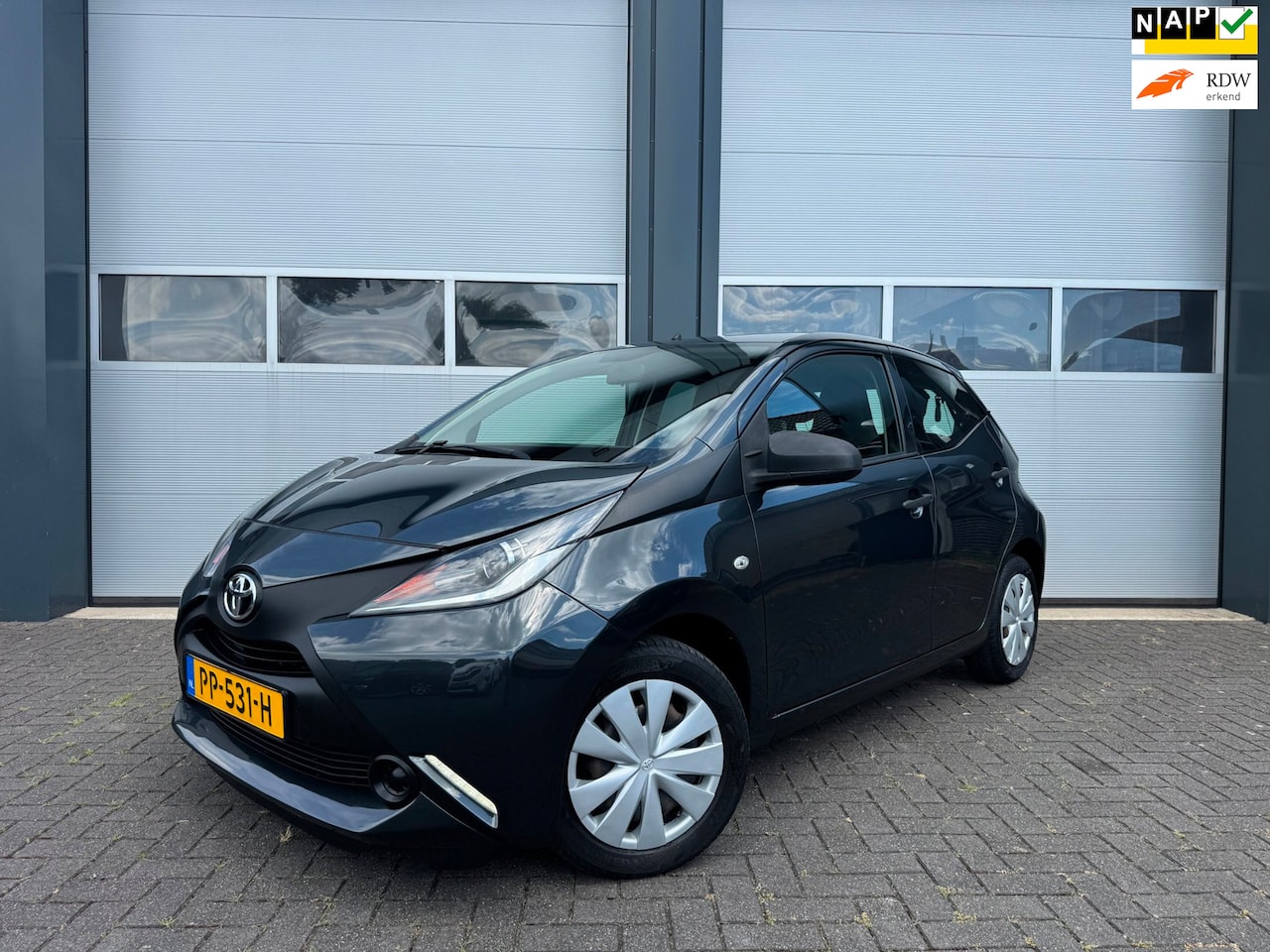 Toyota Aygo - 1.0 VVT-i x-fun 5-Deurs Grijs Airco Bluetooth - AutoWereld.nl