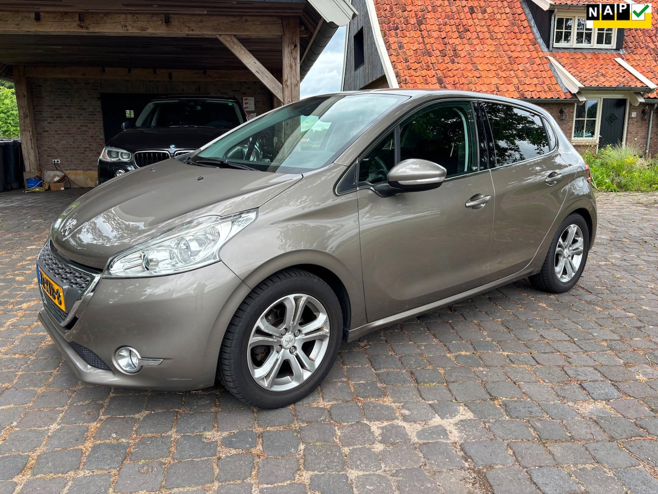 Peugeot 208 - 1.2 VTi Allure Apple carplay - AutoWereld.nl