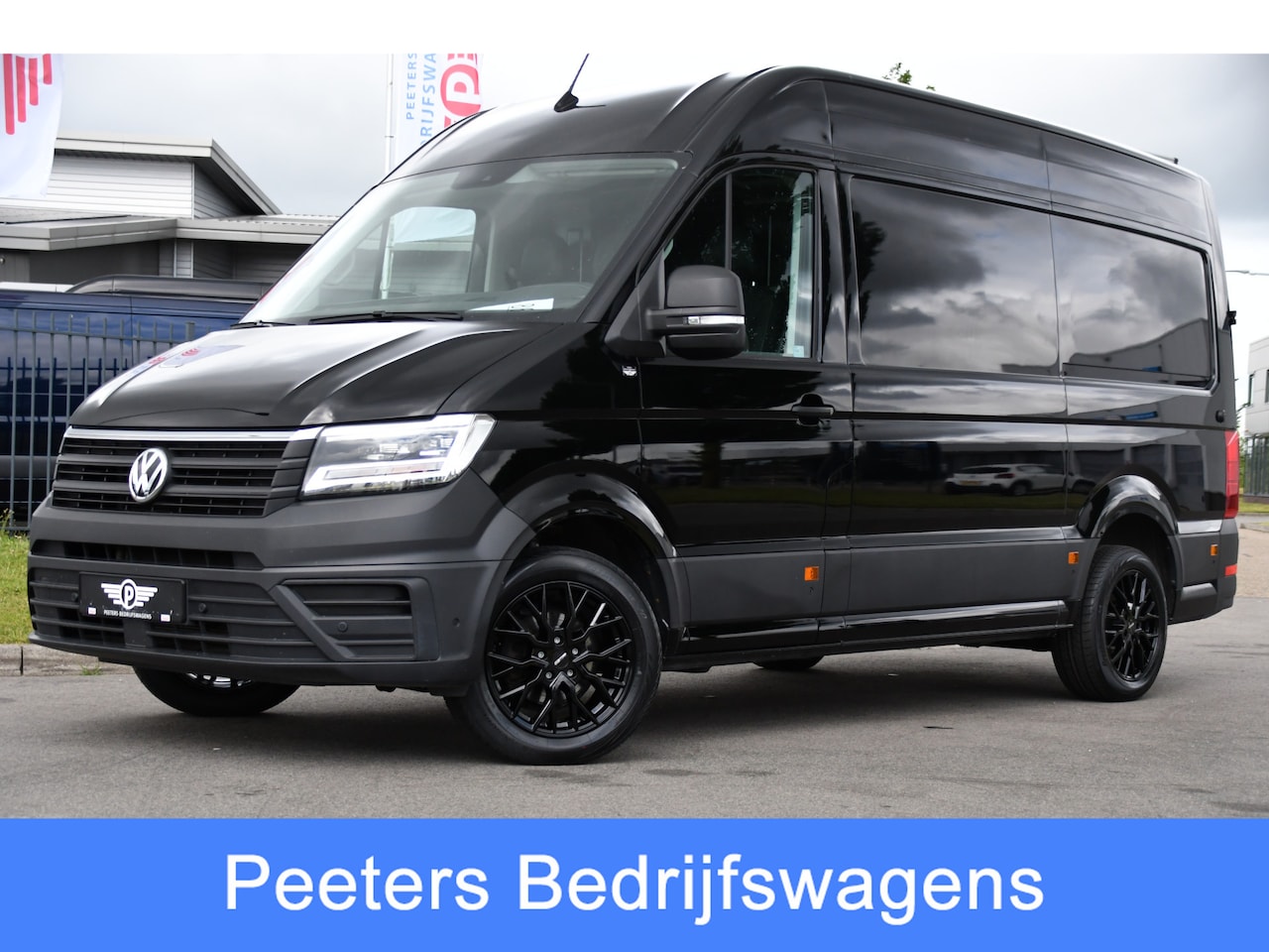 Volkswagen Crafter - 35 2.0 TDI L3H3 Highline Black Edition Camera, Cruise, Carplay, LED, Clima, Automaat, Trek - AutoWereld.nl