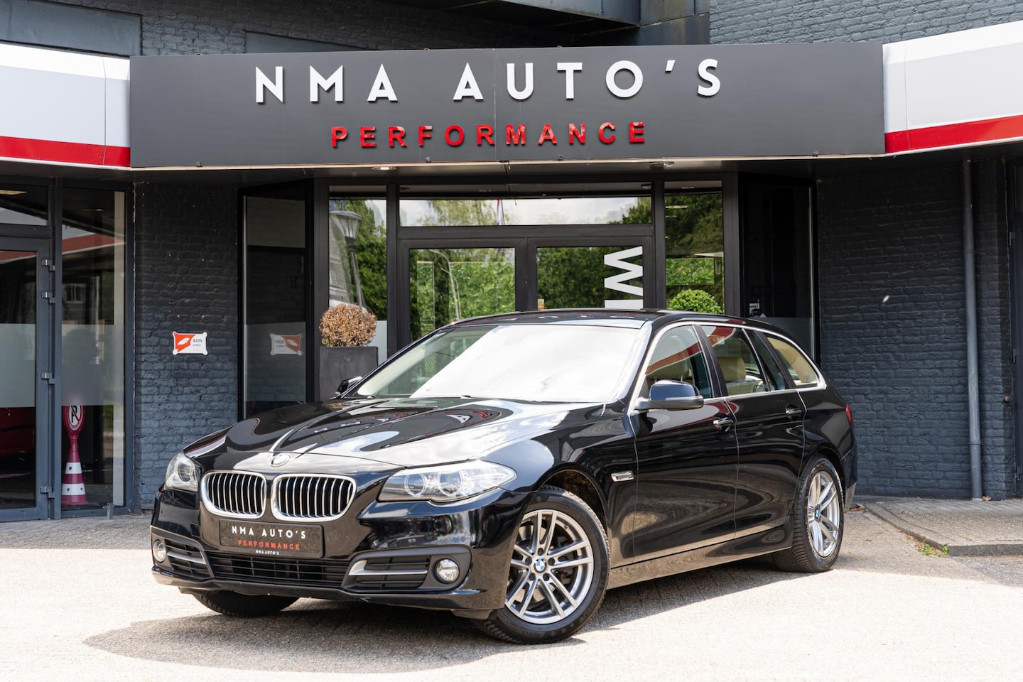 BMW 5-serie Touring - 520i Executive CRUISE CONTROL/GOED ONDERHOUDEN/LEDER/STOELVERWARMING/ACHTERUITRIJCAMERA - AutoWereld.nl