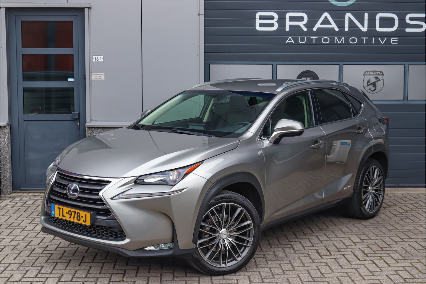 Lexus NX - 300h AWD Luxury Line HEV Navi Clima Leder Camera - AutoWereld.nl