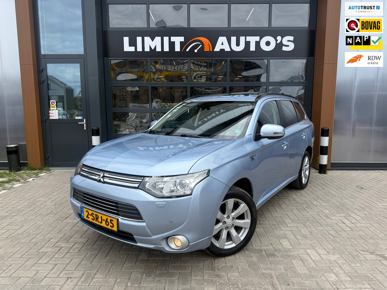 Mitsubishi Outlander - 2.0 PHEV instyle/Pano/Leer/Cruise/Navi/Keyless/Trekhaak/Camera/Pdc v+a/Apk/Nap - AutoWereld.nl