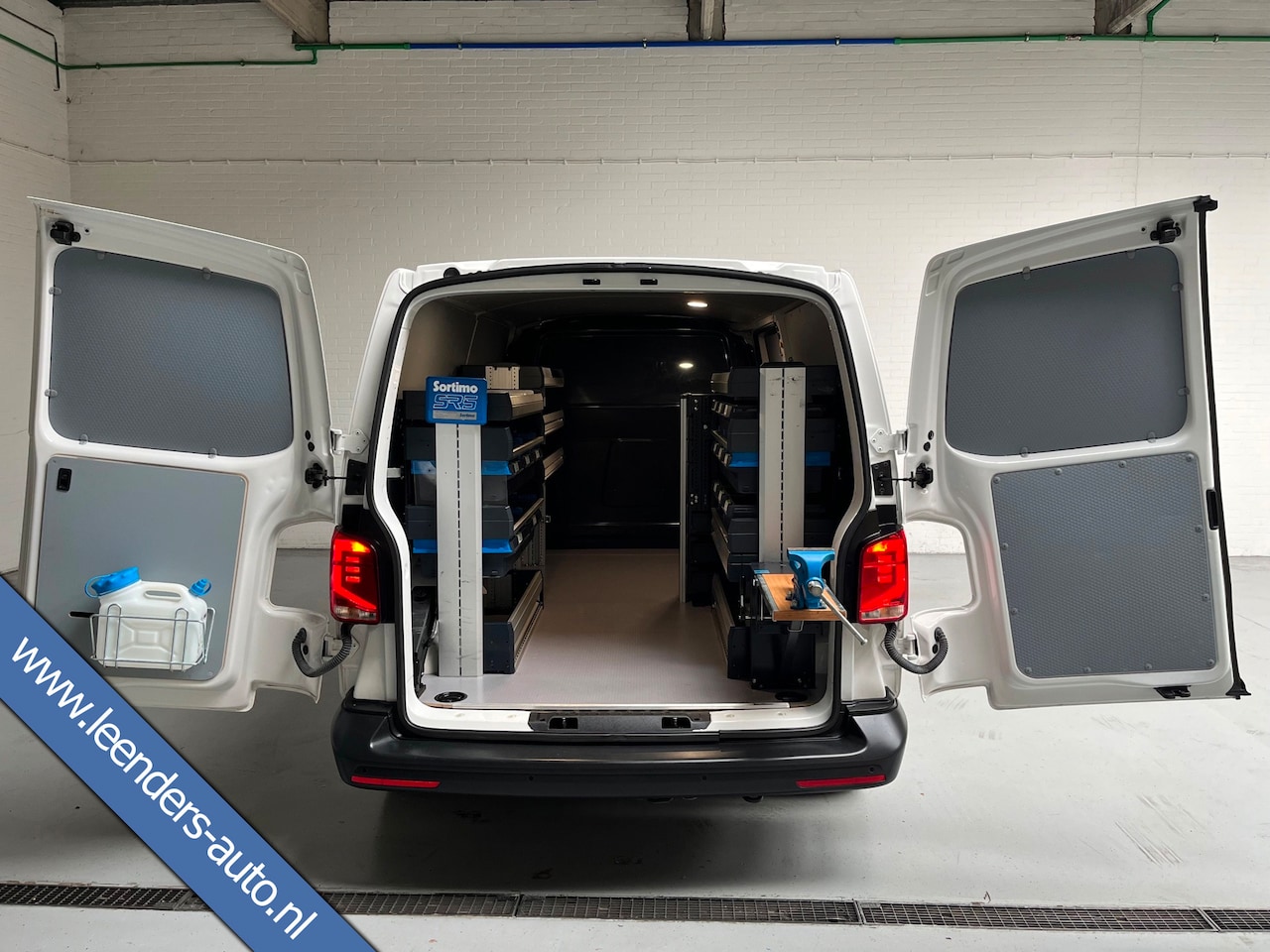 Volkswagen Transporter - Automaat DSG Servicewagen 2.0 TDI 150pk L2H1 3Persoons Sortimo Inrichting, Airco, Navigati - AutoWereld.nl