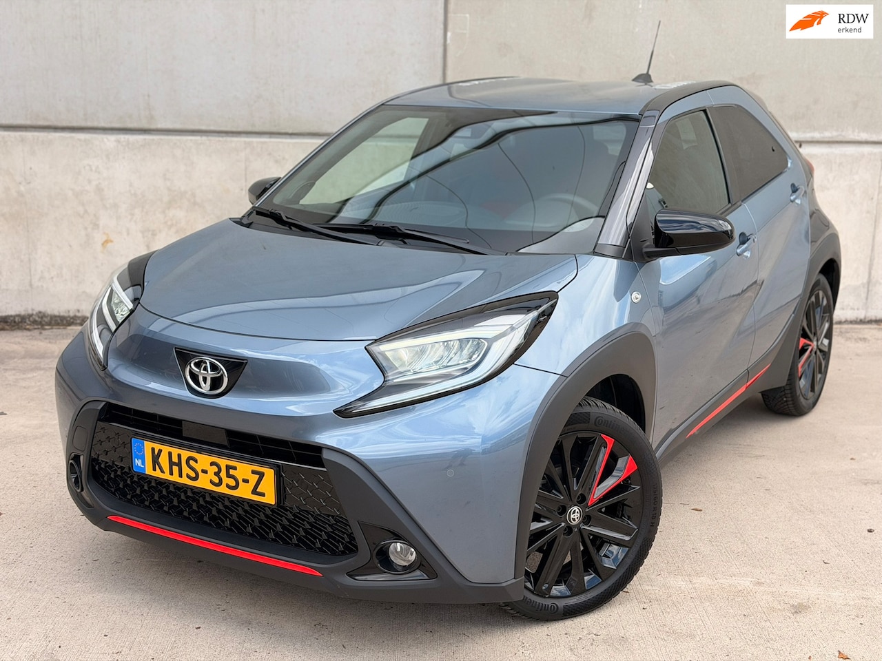 Toyota Aygo X - 1.0 VVT-i S-CVT Undercover JBL Navi Leder 18'' ACC Clima Keyless - AutoWereld.nl