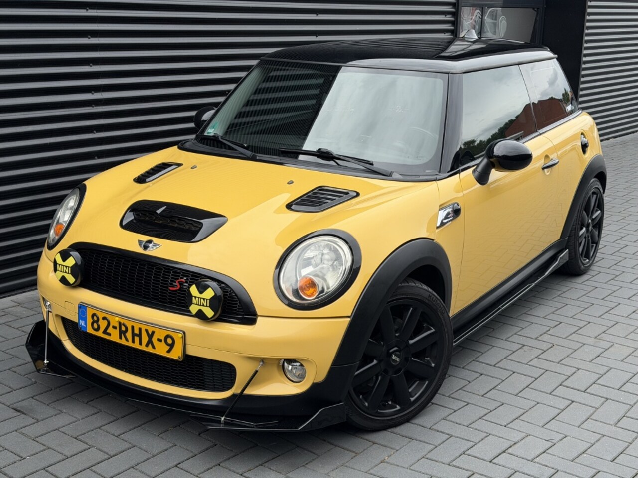 MINI 3-Deurs - 1.6 Cooper S| GEEL| JWC| 17"| GP LOOK| GECHIPT| UNIEK - AutoWereld.nl