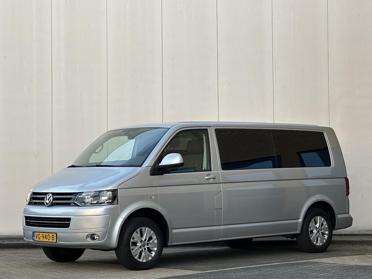 Volkswagen Transporter - 2.0 TDI L2H1 DC 140PK l 1e Eig. l Dealeronderhouden l NAP l - AutoWereld.nl