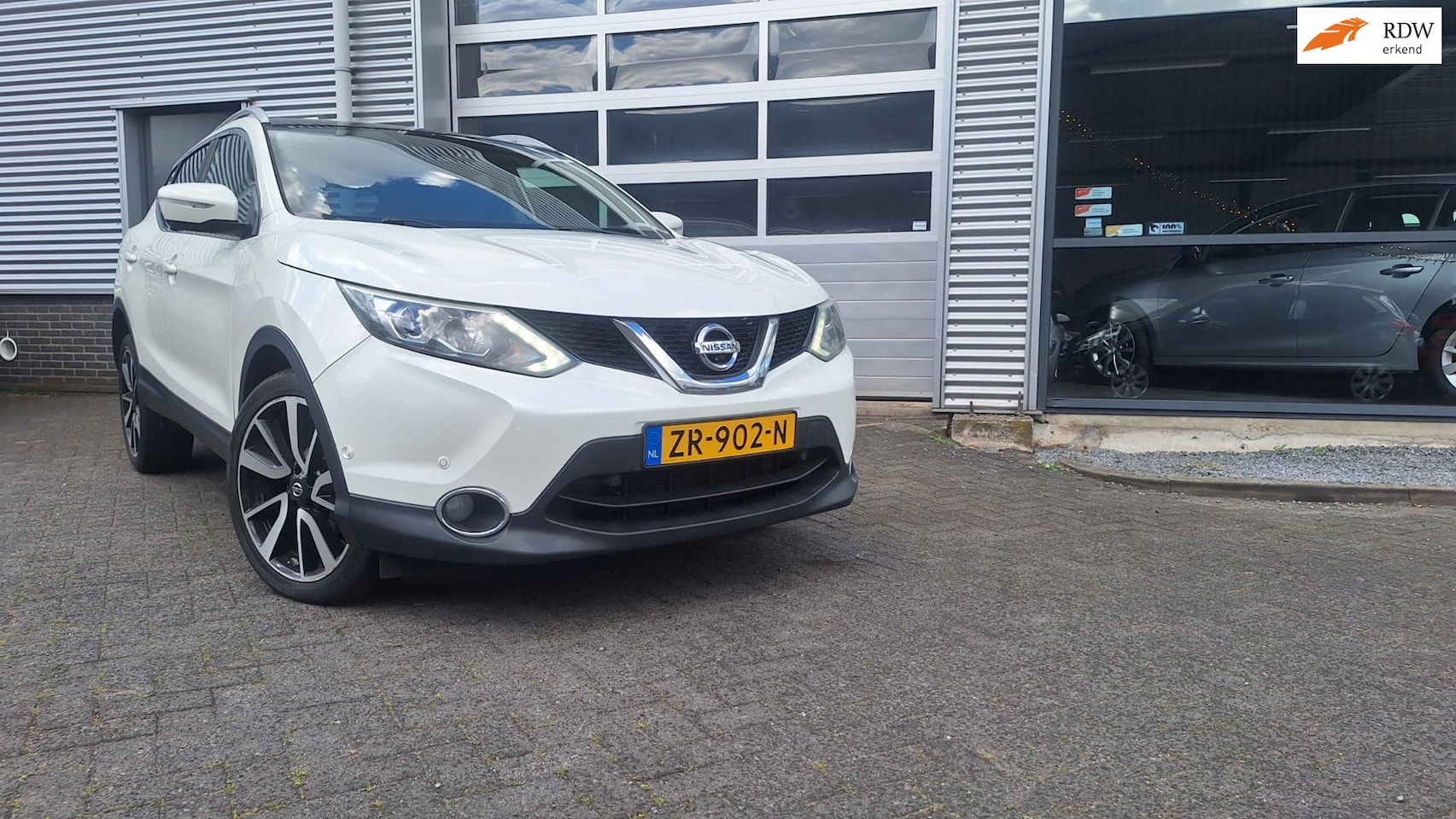 Nissan Qashqai - 1.2 Premier Edition/Nav/Camera/Pano dak/Lm/Pdc V/A/Enz - AutoWereld.nl