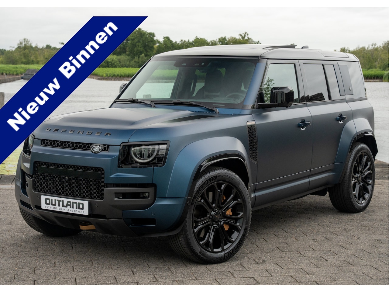Land Rover Defender 110 - 4.4 P635 110 Octa Sargasso Blue Satin - Carbon Exterior Pack - Trekhaak - AutoWereld.nl
