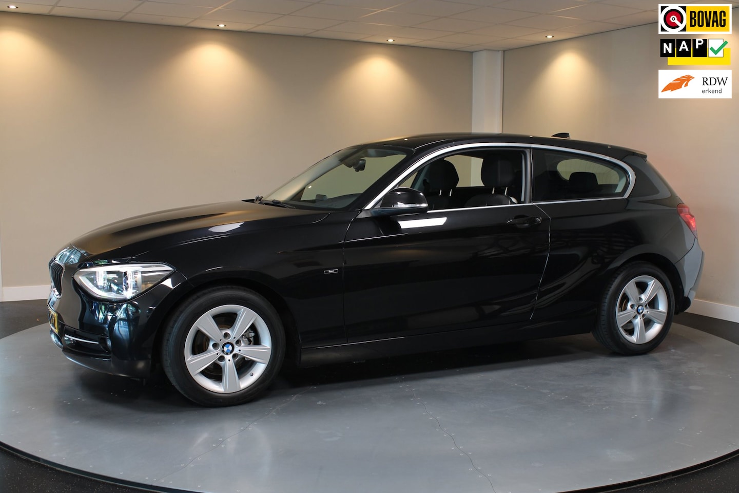 BMW 1-serie - 114i EDE Corporate Lease Edition *2de Eigenaar/Dealer OH* Camera|Cruise|Navi|PDC|NAP - AutoWereld.nl