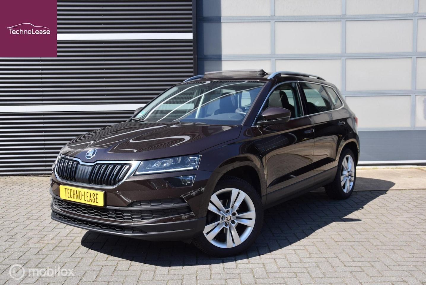 Skoda Karoq - 1.5 TSI ACT Business Edition Plus Trekhaak Camera Panorama dak - AutoWereld.nl