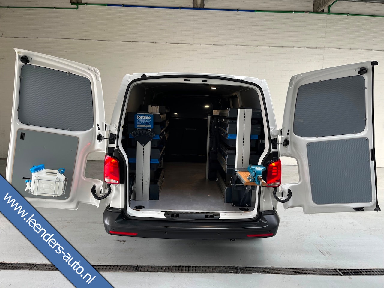 Volkswagen Transporter - Automaat DSG Servicewagen 2.0 TDI 150pk L2H1 3Persoons Sortimo Inrichting, Airco, Navigati - AutoWereld.nl