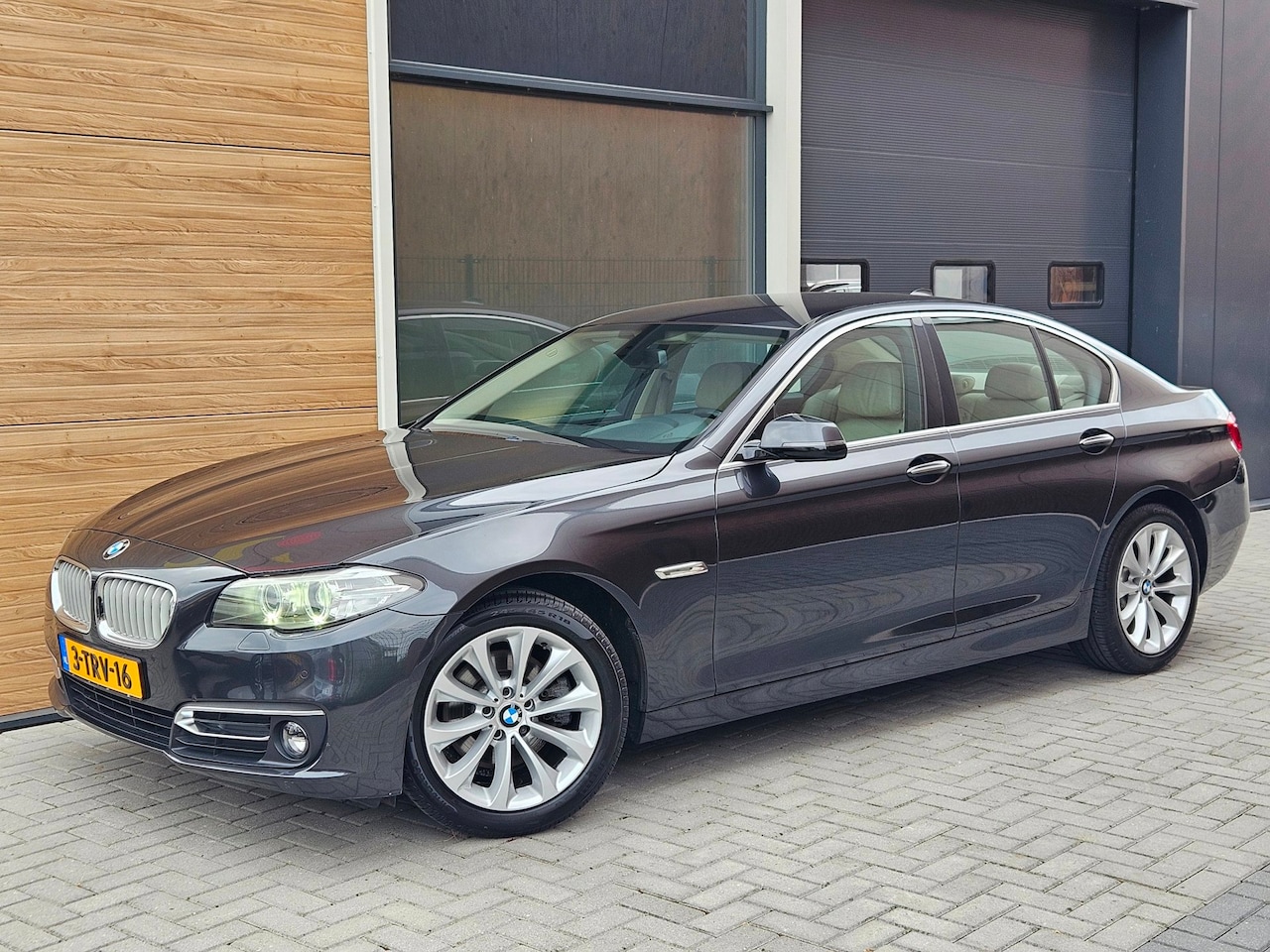 BMW 5-serie - 520i Luxury Edition Comfortstoelen Trekhaak Leer - AutoWereld.nl