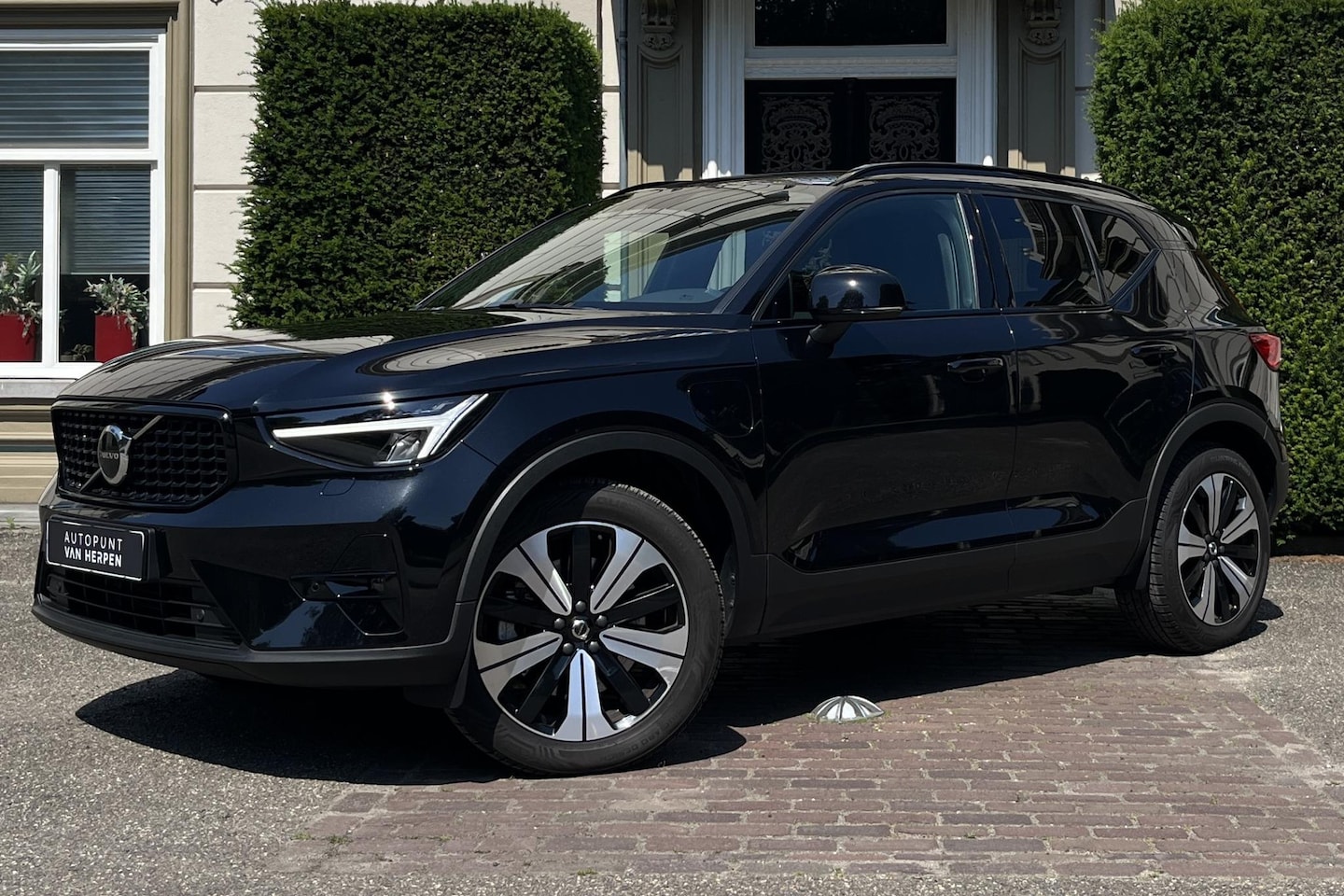 Volvo XC40 - 1.5 T4 Plug-in hybrid Plus Dark FACELIFT | TREKHAAK | H&K | MEMORY | CAMERA | LEDER/ALCANT - AutoWereld.nl