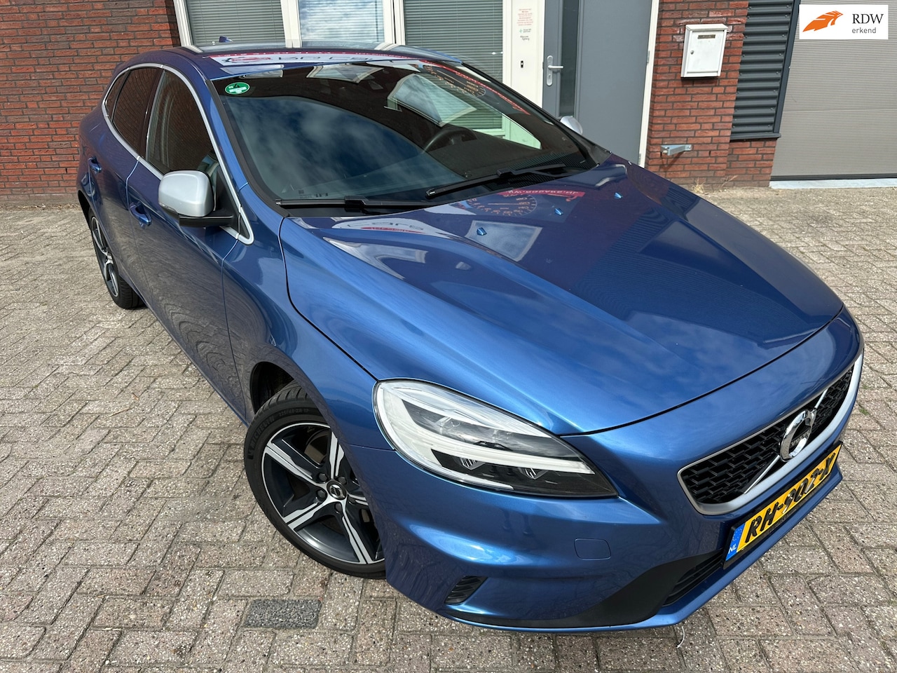 Volvo V40 - 2.0 T4 Business Sport / Navi / Clima / Camera / Half leder / NAP - AutoWereld.nl