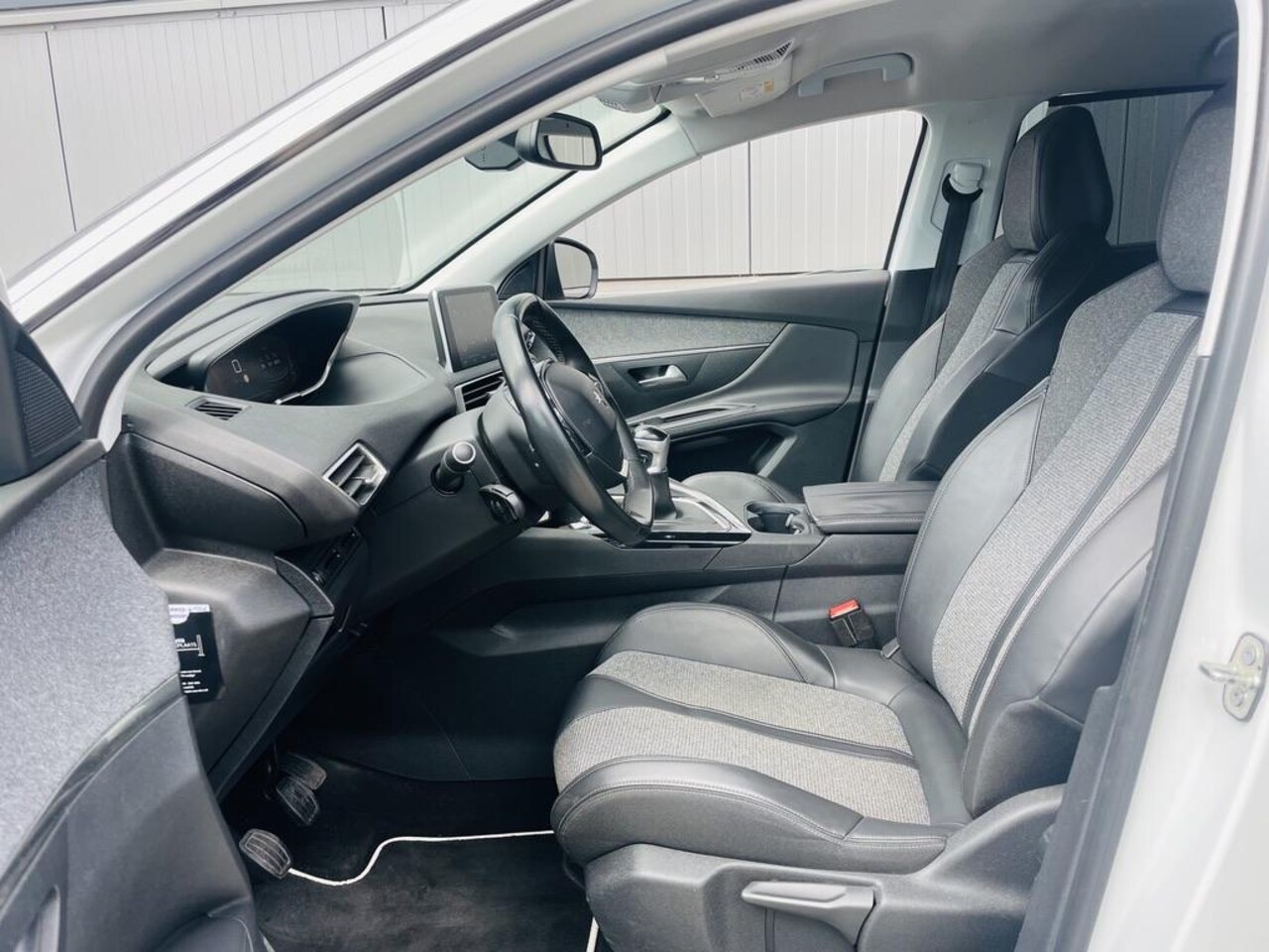 Peugeot 5008 - 1.2 PureTech Allure | nieuwe distributieriem | Trekhaak | 7-persoons | Muziek streamen