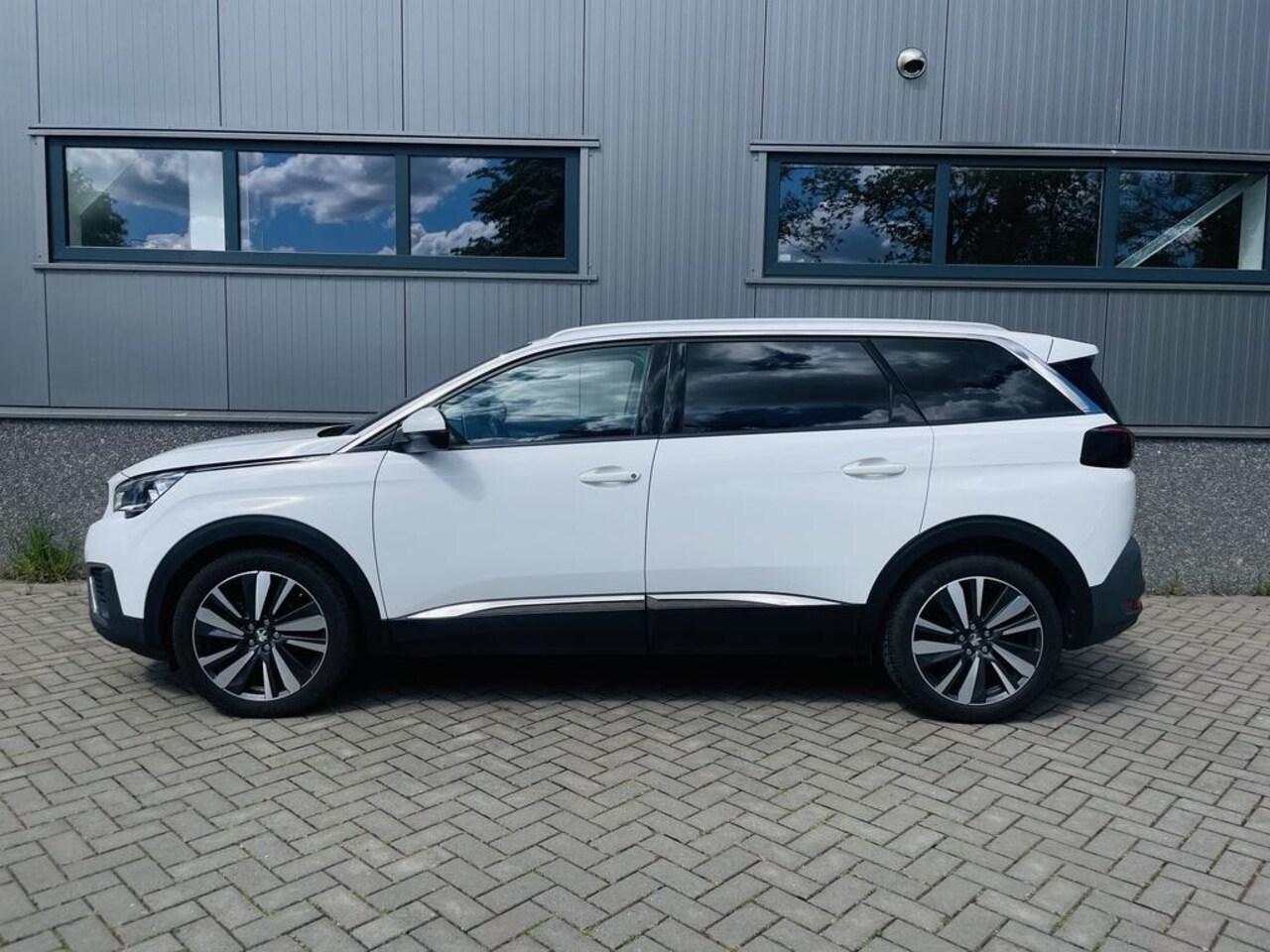 Peugeot 5008 - 1.2 PureTech Allure | nieuwe distributieriem | Trekhaak | 7-persoons | Muziek streamen