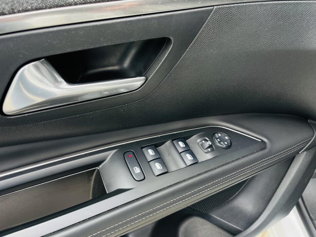 Peugeot 5008 - 1.2 PureTech Allure | nieuwe distributieriem | Trekhaak | 7-persoons | Muziek streamen