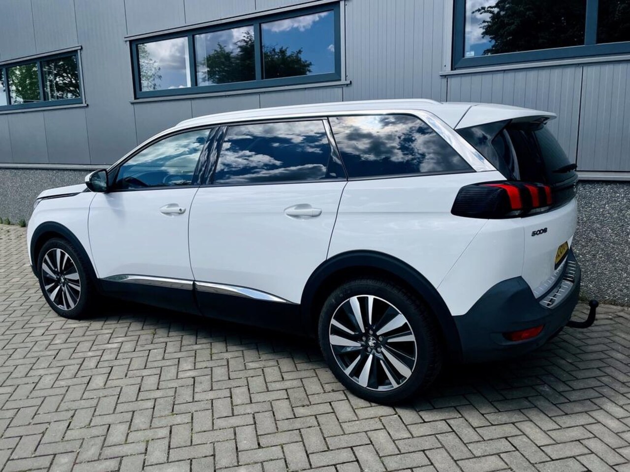 Peugeot 5008 - 1.2 PureTech Allure | nieuwe distributieriem | Trekhaak | 7-persoons | Muziek streamen