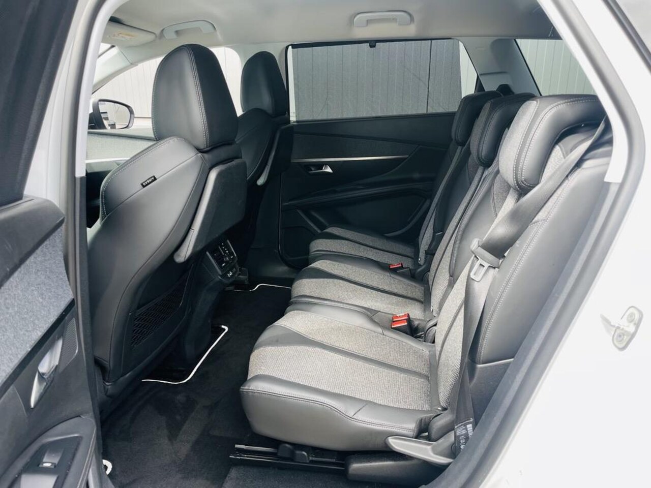 Peugeot 5008 - 1.2 PureTech Allure | nieuwe distributieriem | Trekhaak | 7-persoons | Muziek streamen