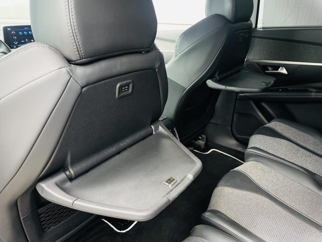Peugeot 5008 - 1.2 PureTech Allure | nieuwe distributieriem | Trekhaak | 7-persoons | Muziek streamen