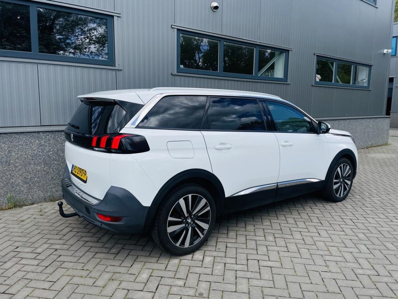 Peugeot 5008 - 1.2 PureTech Allure | nieuwe distributieriem | Trekhaak | 7-persoons | Muziek streamen