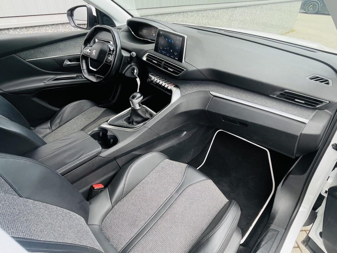 Peugeot 5008 - 1.2 PureTech Allure | nieuwe distributieriem | Trekhaak | 7-persoons | Muziek streamen
