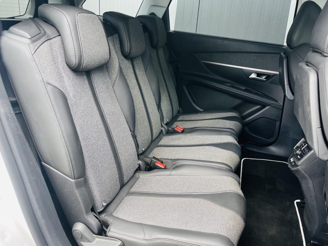 Peugeot 5008 - 1.2 PureTech Allure | nieuwe distributieriem | Trekhaak | 7-persoons | Muziek streamen