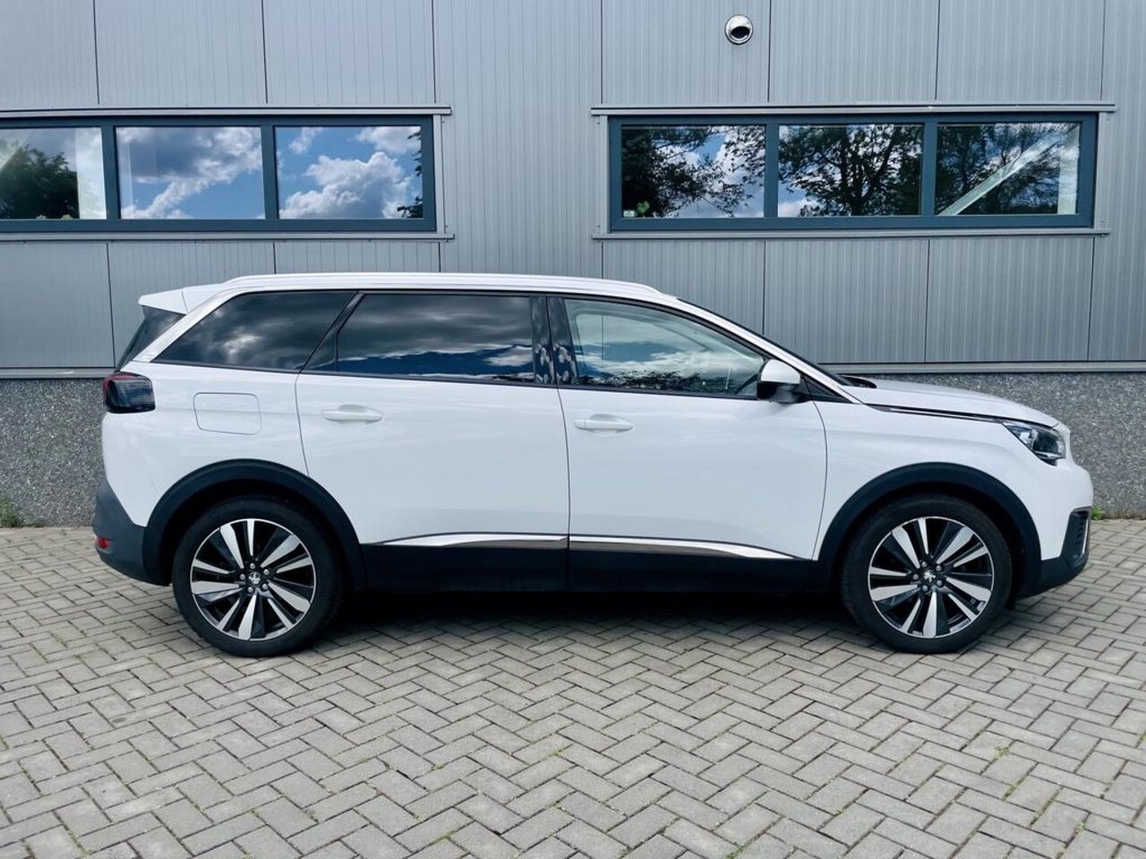 Peugeot 5008 - 1.2 PureTech Allure | nieuwe distributieriem | Trekhaak | 7-persoons | Muziek streamen