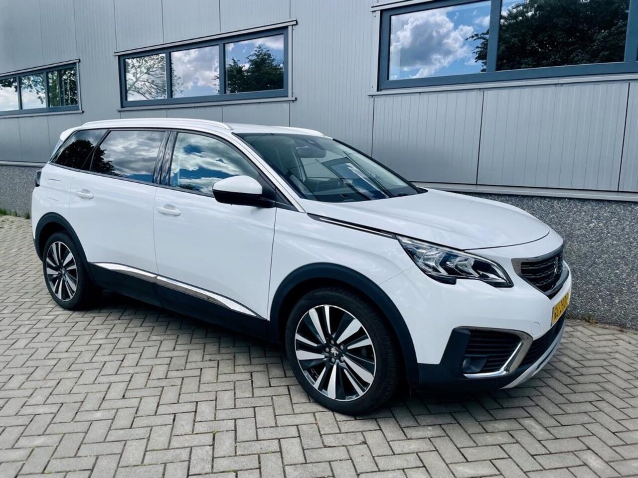 Peugeot 5008 - 1.2 PureTech Allure | nieuwe distributieriem | Trekhaak | 7-persoons | Muziek streamen