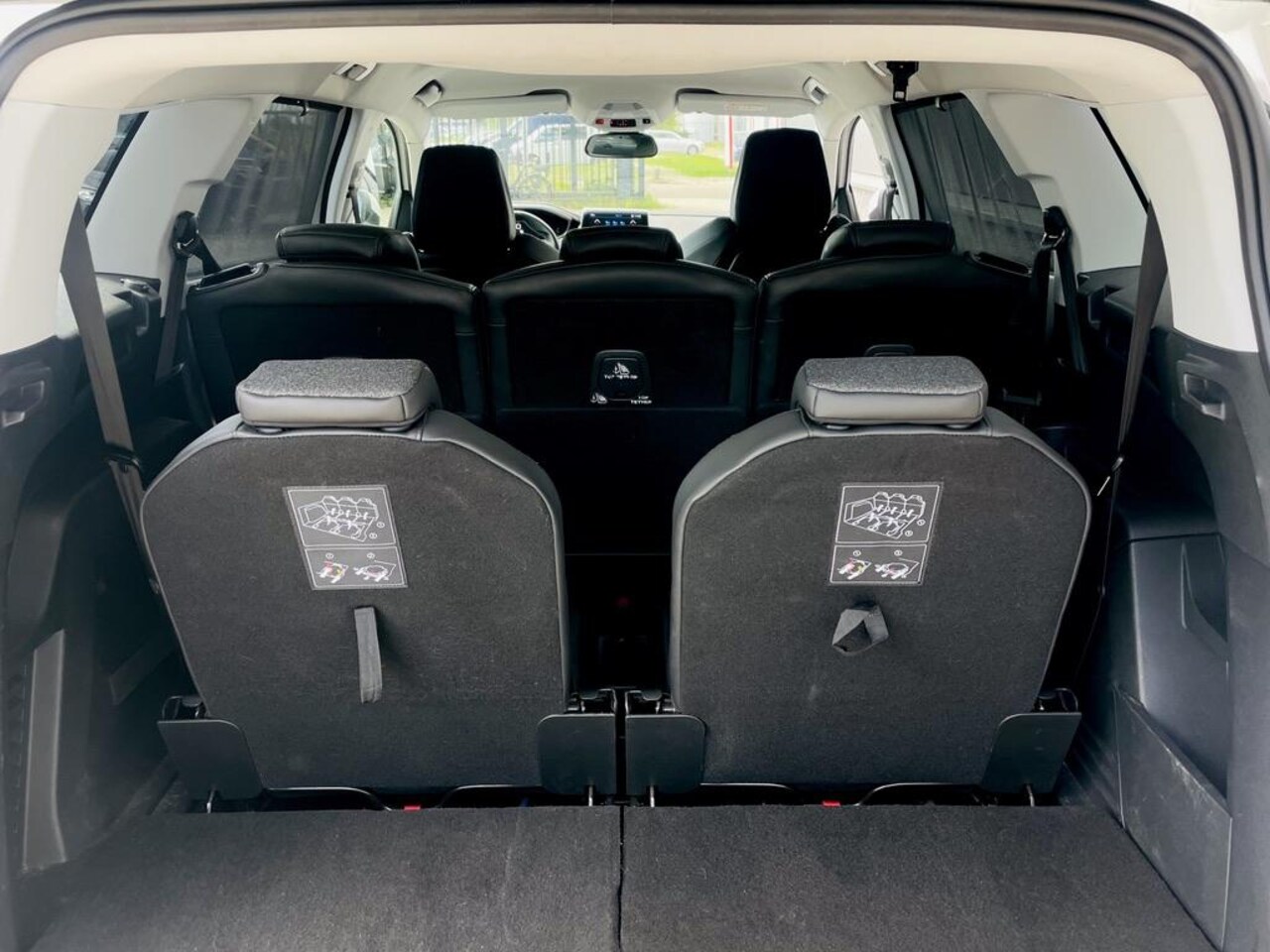 Peugeot 5008 - 1.2 PureTech Allure | nieuwe distributieriem | Trekhaak | 7-persoons | Muziek streamen