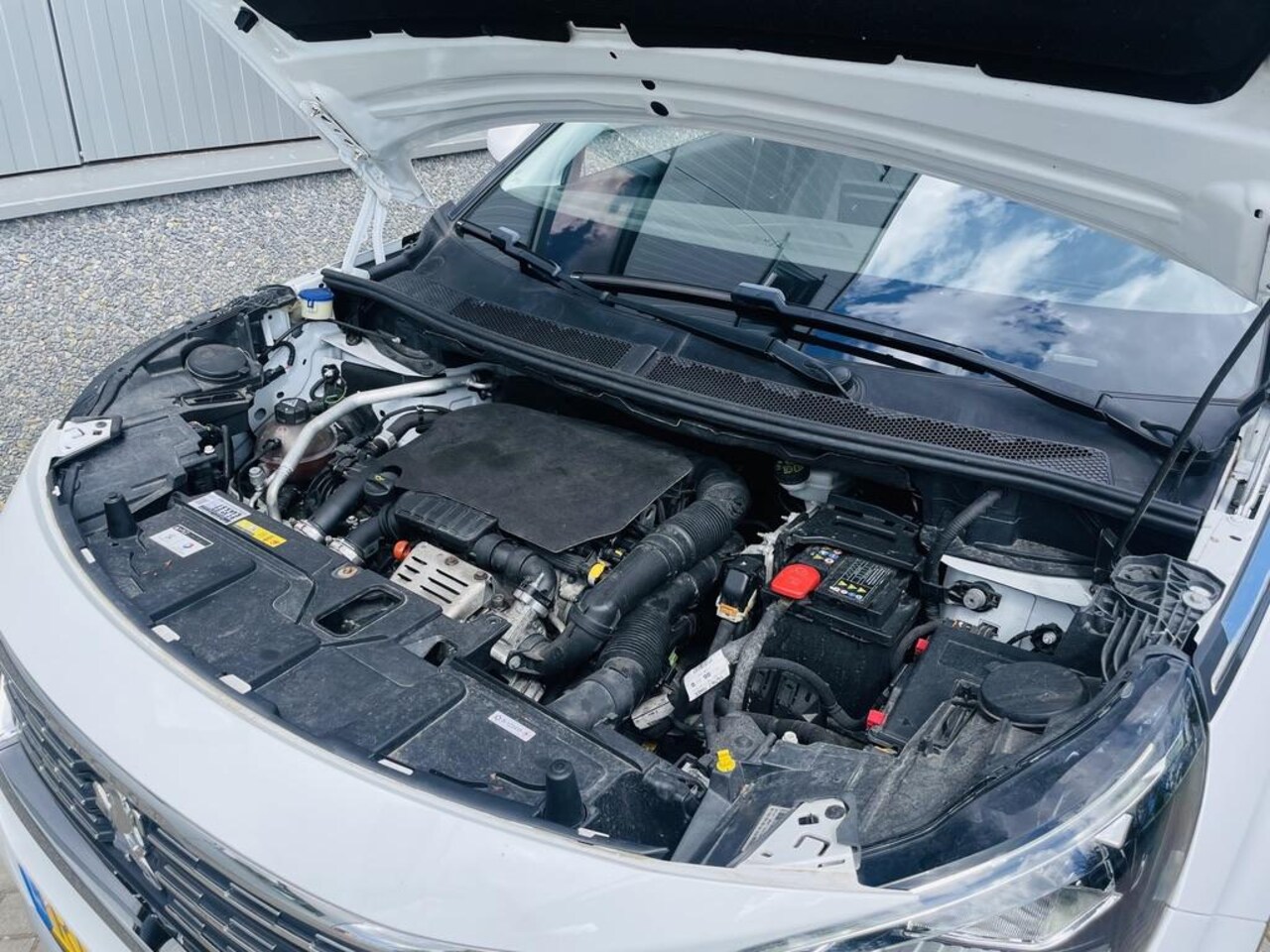 Peugeot 5008 - 1.2 PureTech Allure | nieuwe distributieriem | Trekhaak | 7-persoons | Muziek streamen