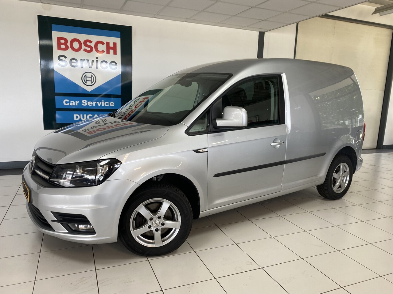 Volkswagen Caddy - 2.0 TDI L1H1 BMT Highline Automaat / Cruisecontrol / Navigatie / afstandsbediening - AutoWereld.nl