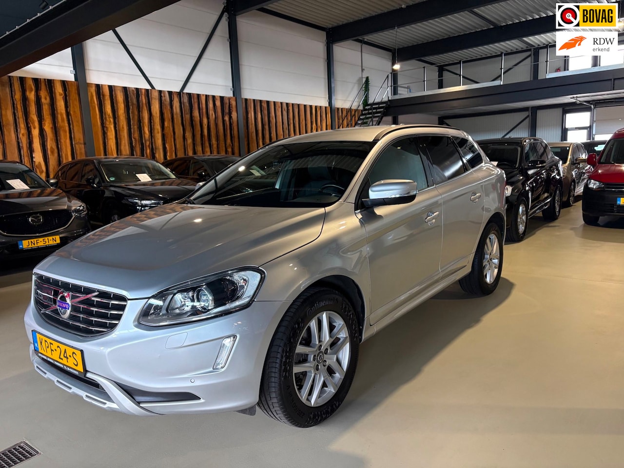 Volvo XC60 - 2.4 D5 momentum trekhaak adaptive cruise winterpakket navi 18 inch - AutoWereld.nl