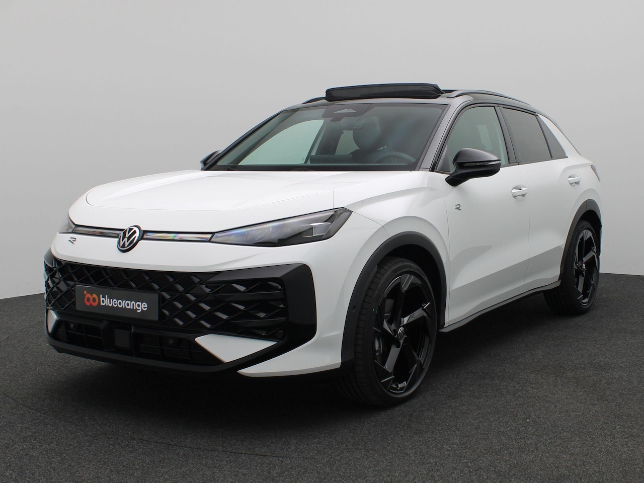 Volkswagen T-Roc - 1.5 eTsi R-Line First Edition 150PK DSG Pano-Schuifdak, Trekhaak, Black Style, 20" LM Velg - AutoWereld.nl