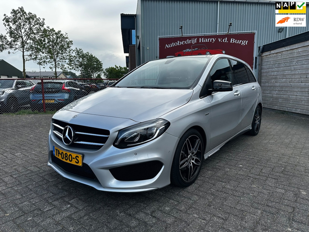 Mercedes-Benz B-klasse - 180 AMG Edition | Trekhaak | Panorama | Camera - AutoWereld.nl