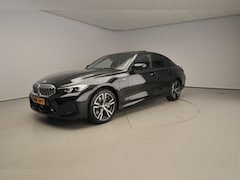 BMW 3-serie - Sedan 330e | M-Sportpakket | LED | Leder | HUD | Schuif-kanteldak| Sportstoelen | Keyless