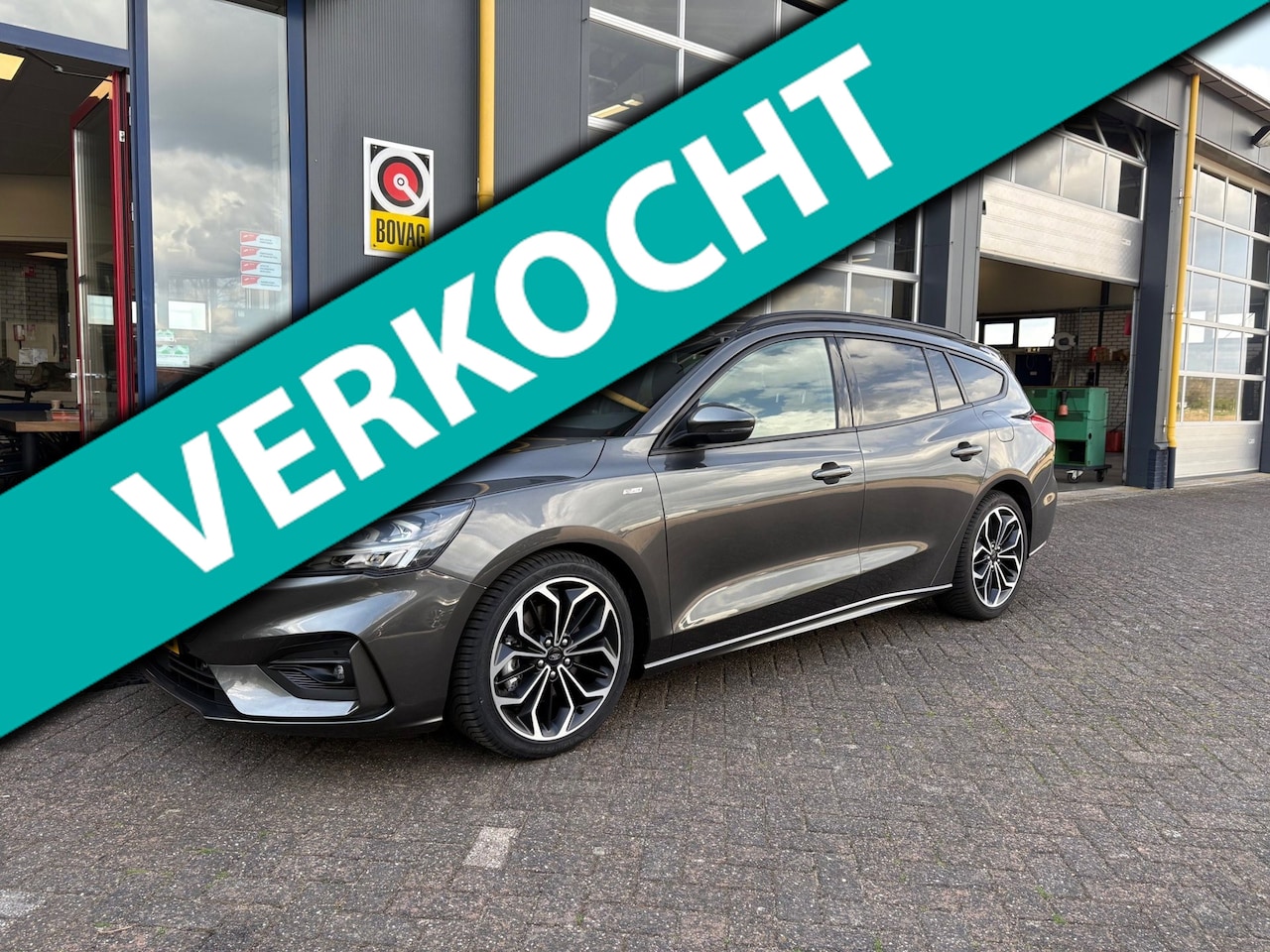 Ford Focus Wagon - 1.5/182 pk AUTOMAAT ST Line Business CAM NAV ECC LMV 18Inch Bicolor - AutoWereld.nl