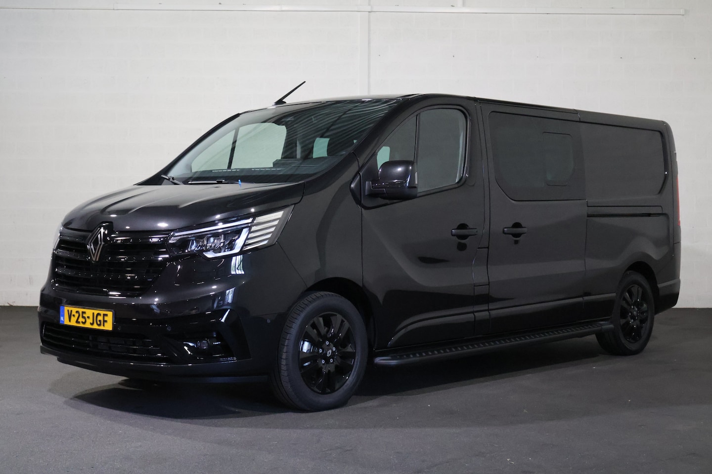 Renault Trafic - 2.0 dCi 170pk L2 H1 DC BPM Vrij Black Line - AutoWereld.nl