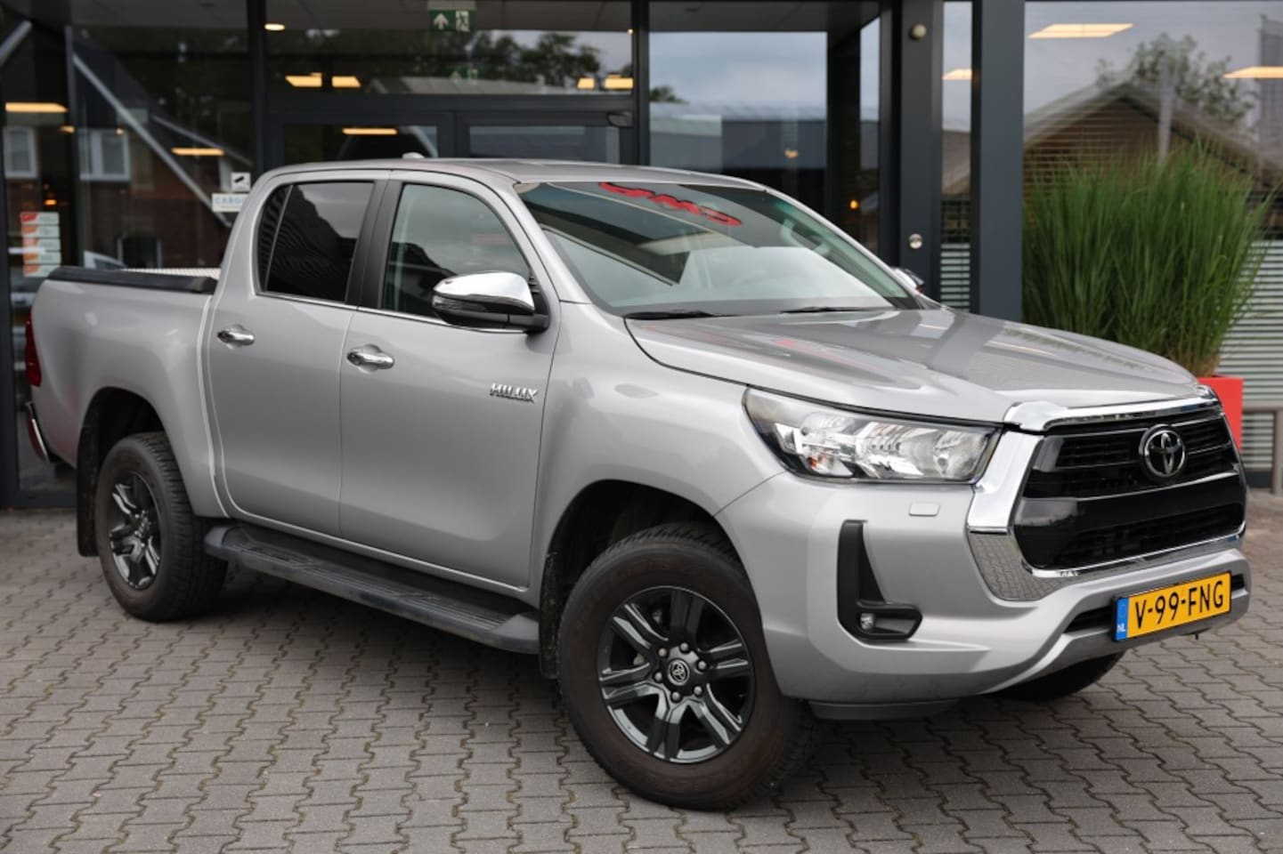 Toyota HiLux - 2.4 D-4D DUBBEL CABIN PROFESSIONAL A/T 2 ZITS 4WD VAN - AutoWereld.nl