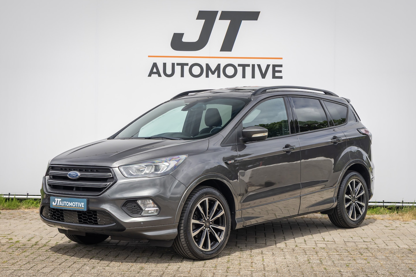 Ford Kuga - 1.5 EcoB. ST Line Pano | Camera | PDC | voorruitverwarming | klimaat control | half ledere - AutoWereld.nl