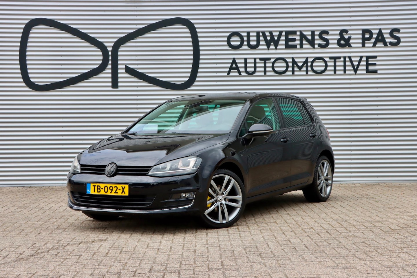 Volkswagen Golf - 1.2 TSI Lounge | LED | R LINE VELGEN | CARPLAY | NAVIGATIE | CRUISE - AutoWereld.nl