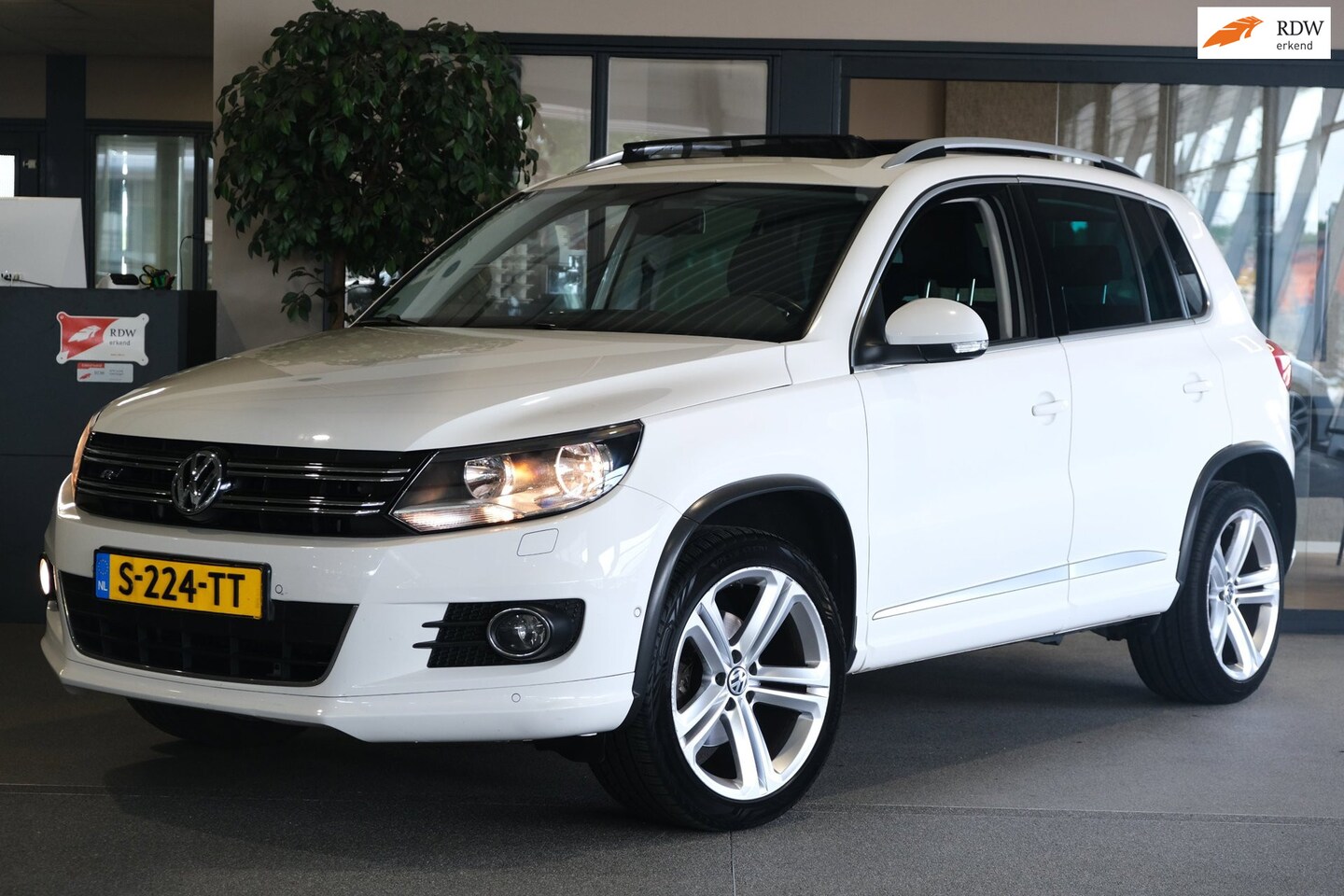 Volkswagen Tiguan - 1.4 TSI R-line Pano Trek Xenon Keyless Led Pdc - AutoWereld.nl